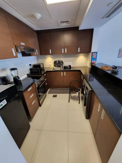 Apartamento Cozy 1Br In Iconic Tower Abu Dabi Exterior foto