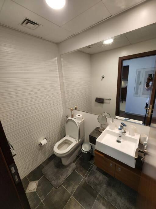 Apartamento Cozy 1Br In Iconic Tower Abu Dabi Exterior foto